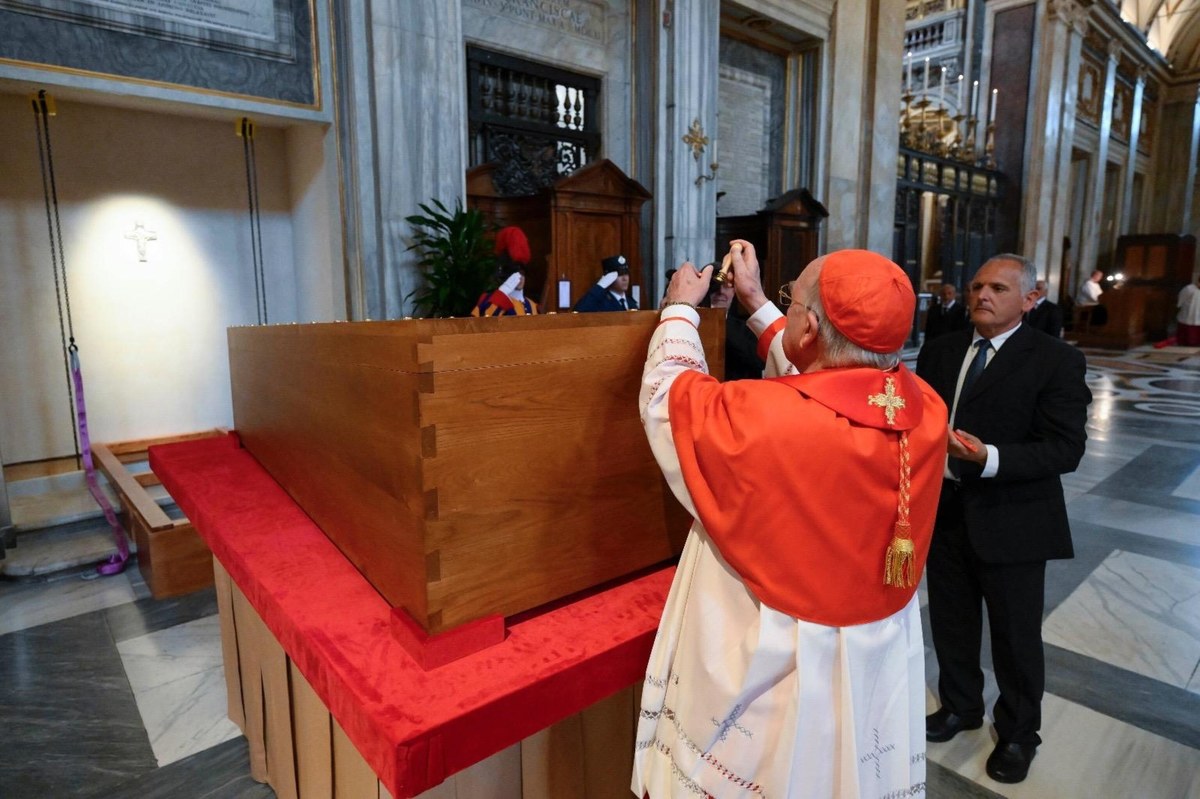 Papież Franciszek został pochowany w Bazylice Matki Bożej Większej. Taka była wola Ojca Świętego. Uroczystość była niedostępna dla mediów. Po mszy Watykan udostępnił zdjęcia i nagranie z wnętrza bazyliki. 