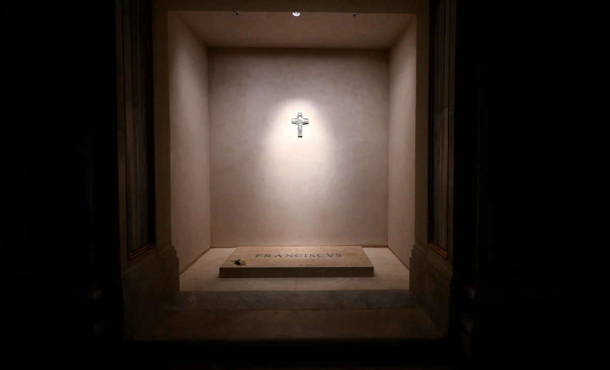 Od niedzielnego poranka można odwiedzać grób papieża Franciszka, który w sobotę został pochowany - zgodnie ze swoją wolą - w rzymskiej bazylice Matki Bożej Większej. Przed świątynią ustawiła się kolejka wiernych.