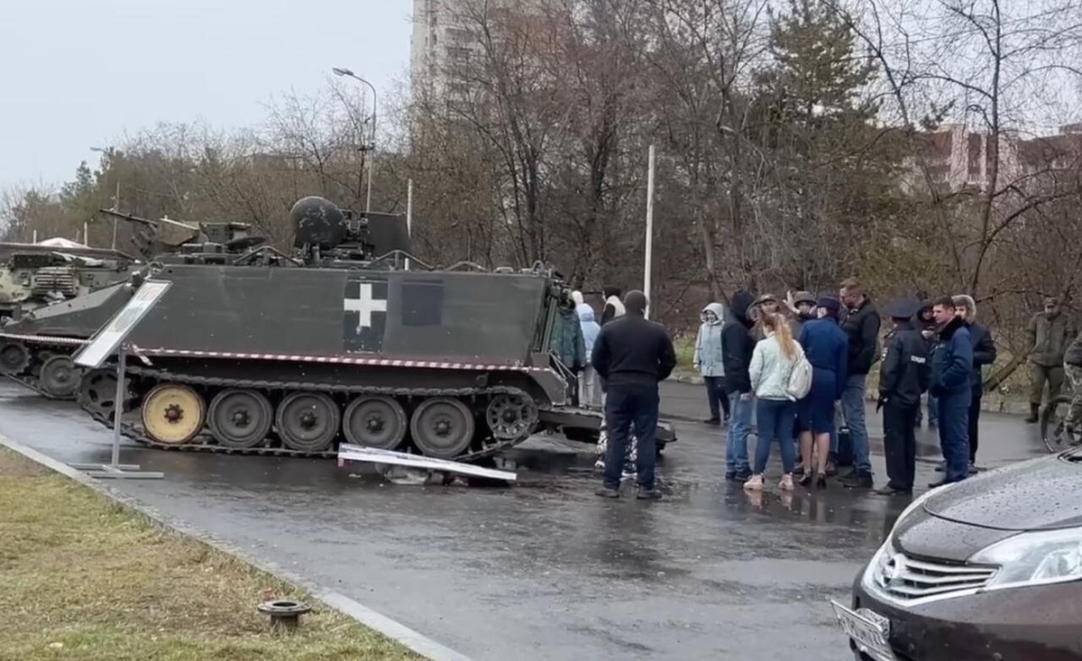 Nie żyje 4-letnie dziecko, uderzone w głowę przez właz zdobytego przez Rosjan amerykańskiego transportera opancerzonego M113. Do tragedii doszło w Komsomolsku nad Amurem.
