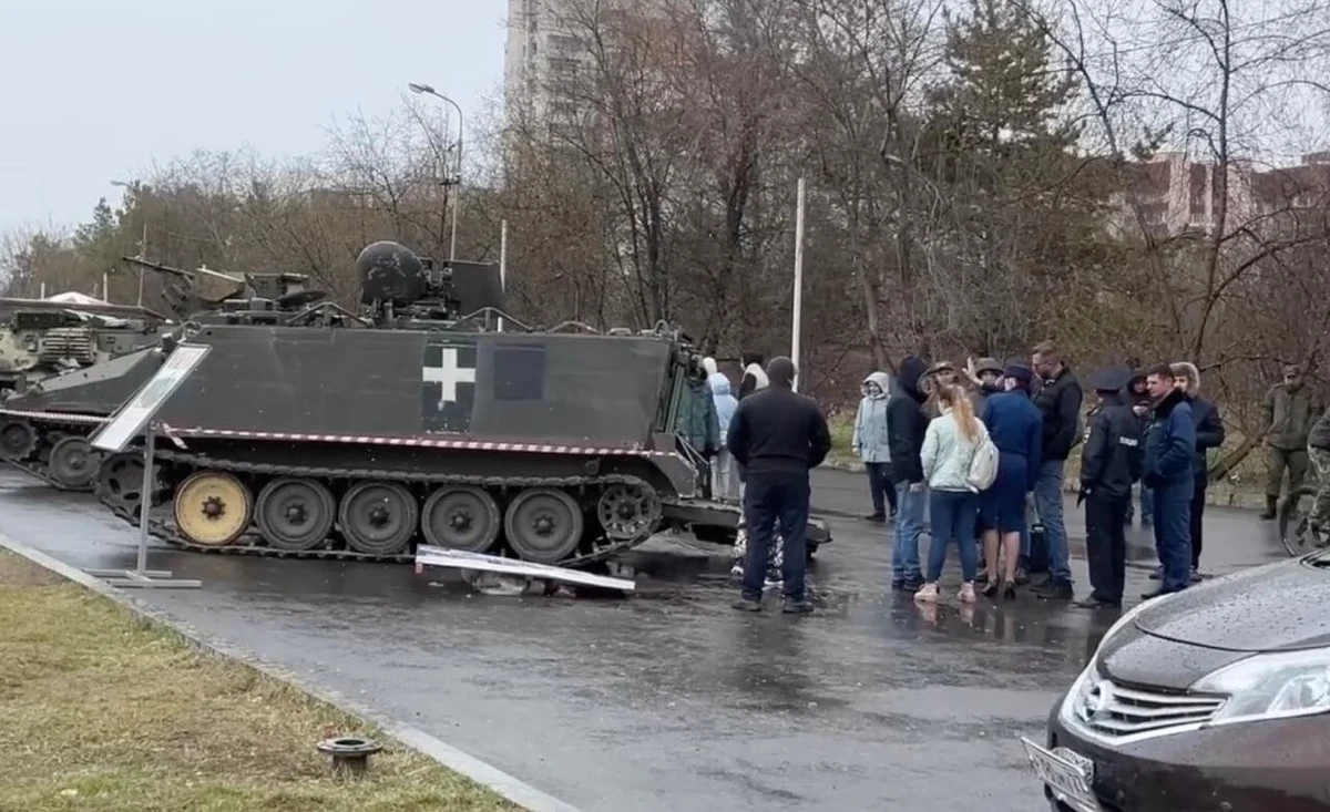 Nie żyje 4-letnie dziecko, uderzone w głowę przez właz zdobytego przez Rosjan amerykańskiego transportera opancerzonego M113. Do tragedii doszło w Komsomolsku nad Amurem.