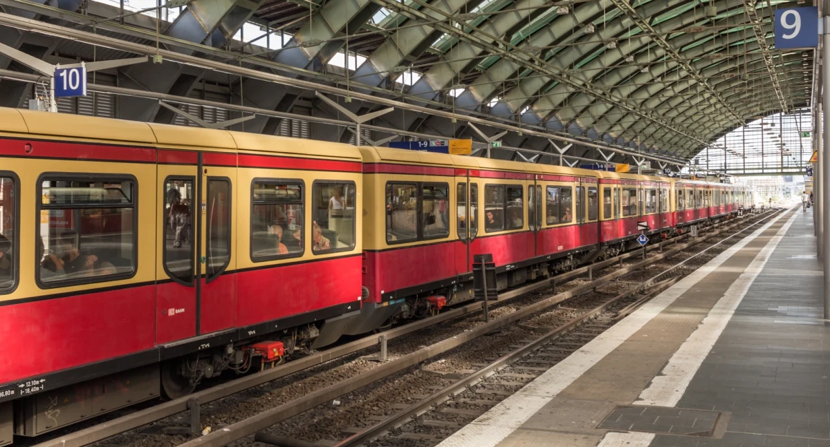 Tragicznie zakończyło się niedzielne "surfowanie" na dachu jadącego pociągu szybkiej kolei miejskiej w Berlinie. Lokalna policja poinformowała, że na trasie w dzielnicy Wannsee zginęły dwie osoby.