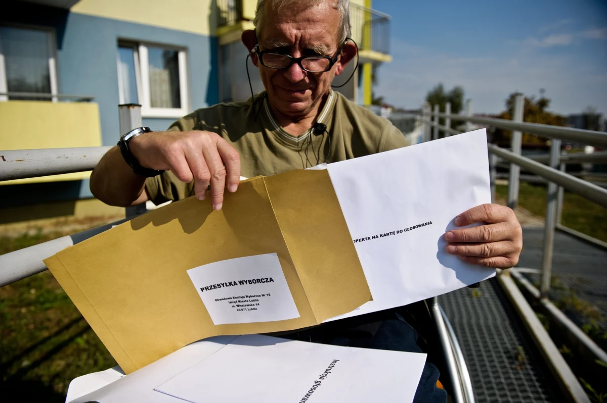 Trzynastu kandydatów walczy o nasze poparcie w wyborach prezydenckich 2025. Większość z nas jest zobligowana do oddania głosu stacjonarnie, ale są osoby, które mogą skorzystać z głosowania korespondencyjnego. Chęć oddania głosu w takiej formie trzeba zgłosić do 5 maja 2025 r. Kto może skorzystać z takiej możliwości? Jakie są zasady głosowania korespondencyjnego? Wyjaśniamy to w naszym artykule.