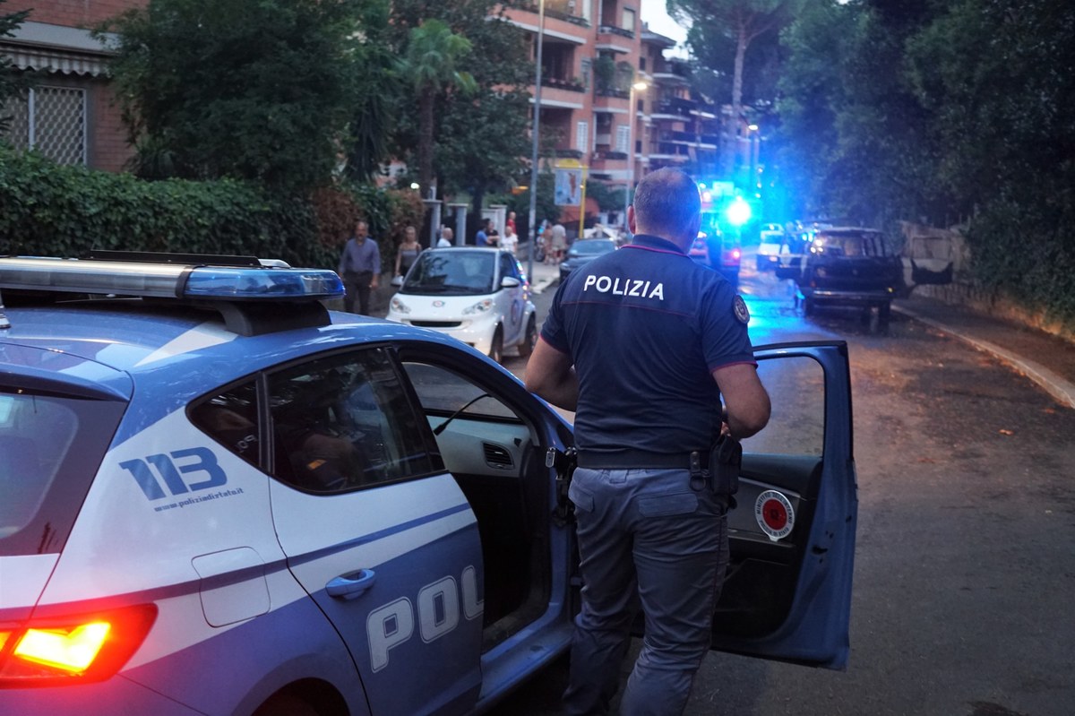 Monreale, miasteczko znajdujące się w pobliżu Palermo, opłakuje tragiczną śmierć trzech młodych mężczyzn. 23-latek i dwaj 26-latkowie zginęli w wyniku strzelaniny, do której doszło w centrum miejscowości. Ofiarami agresji byli też udzielający pomocy poszkodowanym ratownicy medyczni.