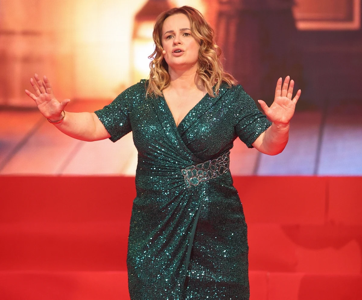 Joanna Kołaczkowska zmaga się z nowotworem. Od momentu, kiedy kabaret Hrabi poinformował o poważnych problemach zdrowotnych jednej z najpopularniejszych polskich artystek kabaretowych, sieć zalała fala wsparcia. Teraz Kołaczkowska zabrała w mediach społecznościowych głos. Napisała dwa słowa.