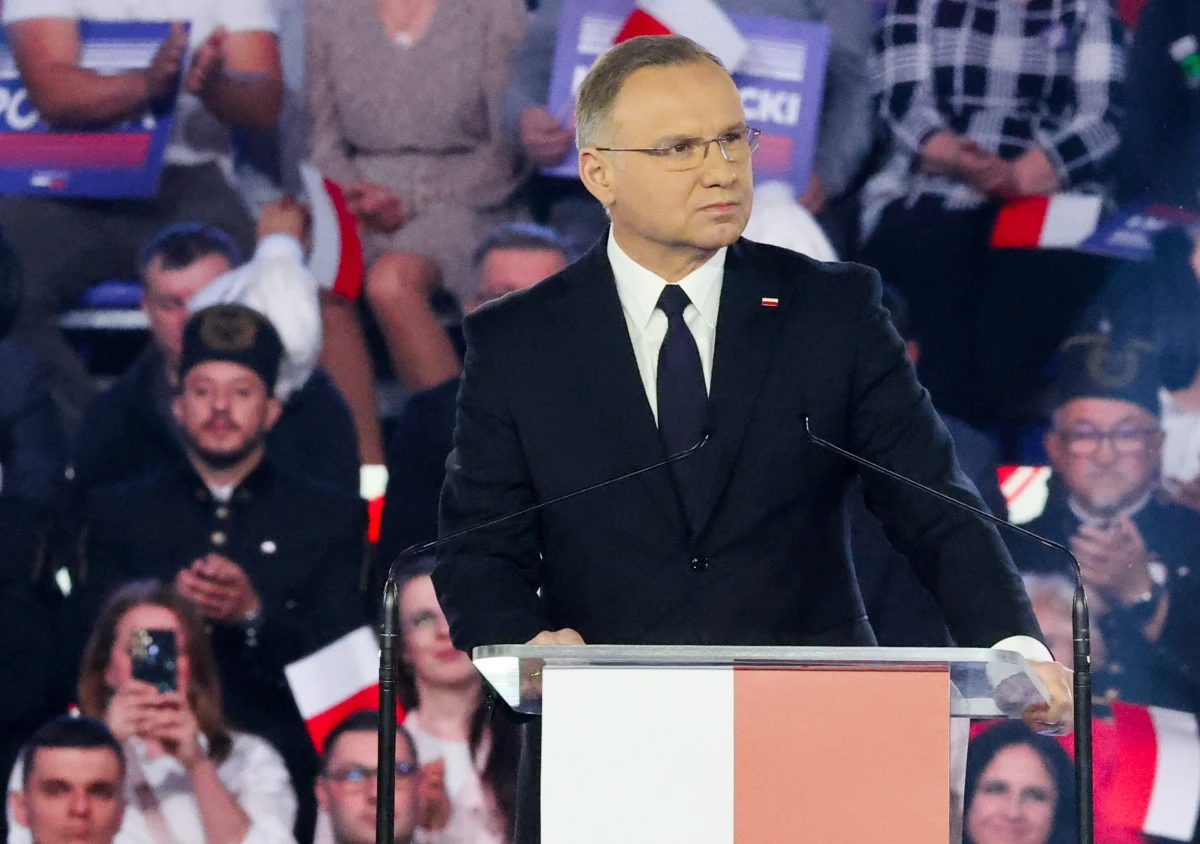 "Dokończymy to, co zaczęliśmy 15. października" - napisał premier Donald Tusk, komentując niedzielne wystąpienie prezydenta Andrzeja Dudy na konwencji wyborczej Karola Nawrockiego w Łodzi. Sławomir Nitras opublikował fragment wypowiedzi Dudy z 2024 roku, kiedy stwierdził, że "prezydent RP nie jest od udzielania oficjalnego poparcia żadnemu z kandydatów". "Tak uważał, ale jak Kaczyński kazał to poparł" – napisał. Wystąpienie prezydenta chwalili natomiast politycy PiS.