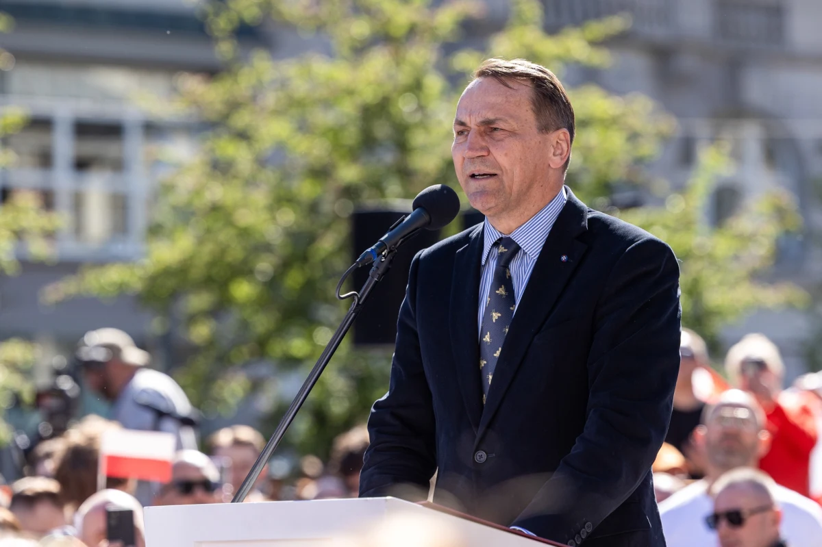 "Potrzebujemy takiego prezydenta, który współdziała z rządem, a nie wsadza kij w szprychy" – między innymi tymi słowami szef MSZ Radosław Sikorski zwracał się do osób, które przybyły na poznański wiec wyborczy Rafała Trzaskowskiego. Sikorski chwalił swojego partyjnego kolegę, nazywając "obytym, nowoczesnym i zadomowionym w Europie". Krytykował też obecnego prezydenta Andrzeja Dudę, wypominając mu udzielenie poparcia Karolowi Nawrockiemu.