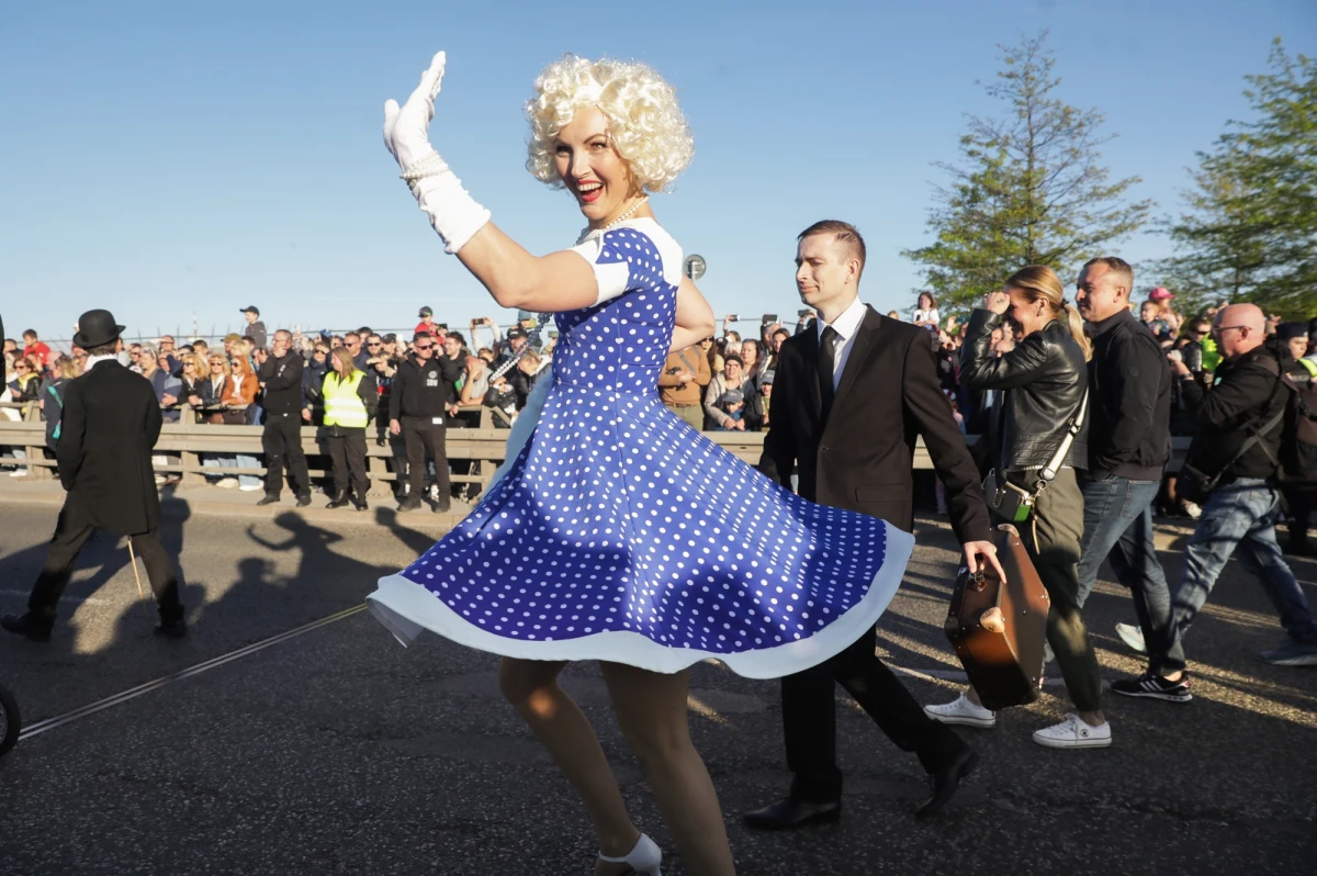 Kilka tysięcy osób brało udział w warszawskim pikniku z okazji tysiąclecia koronacji pierwszego króla Polski. Obchody trwały w okolicach Centrum Nauki Kopernik i na jezdni Mostu Świętokrzyskiego. Na miejscu można było m.in. samemu sprawdzić, jak tysiąc lat temu wyglądało codzienne życie króla. To jednak nie wszystko, bowiem o 20:00 rozpoczął się specjalny koncert, a później odbył się pokaz dronów.