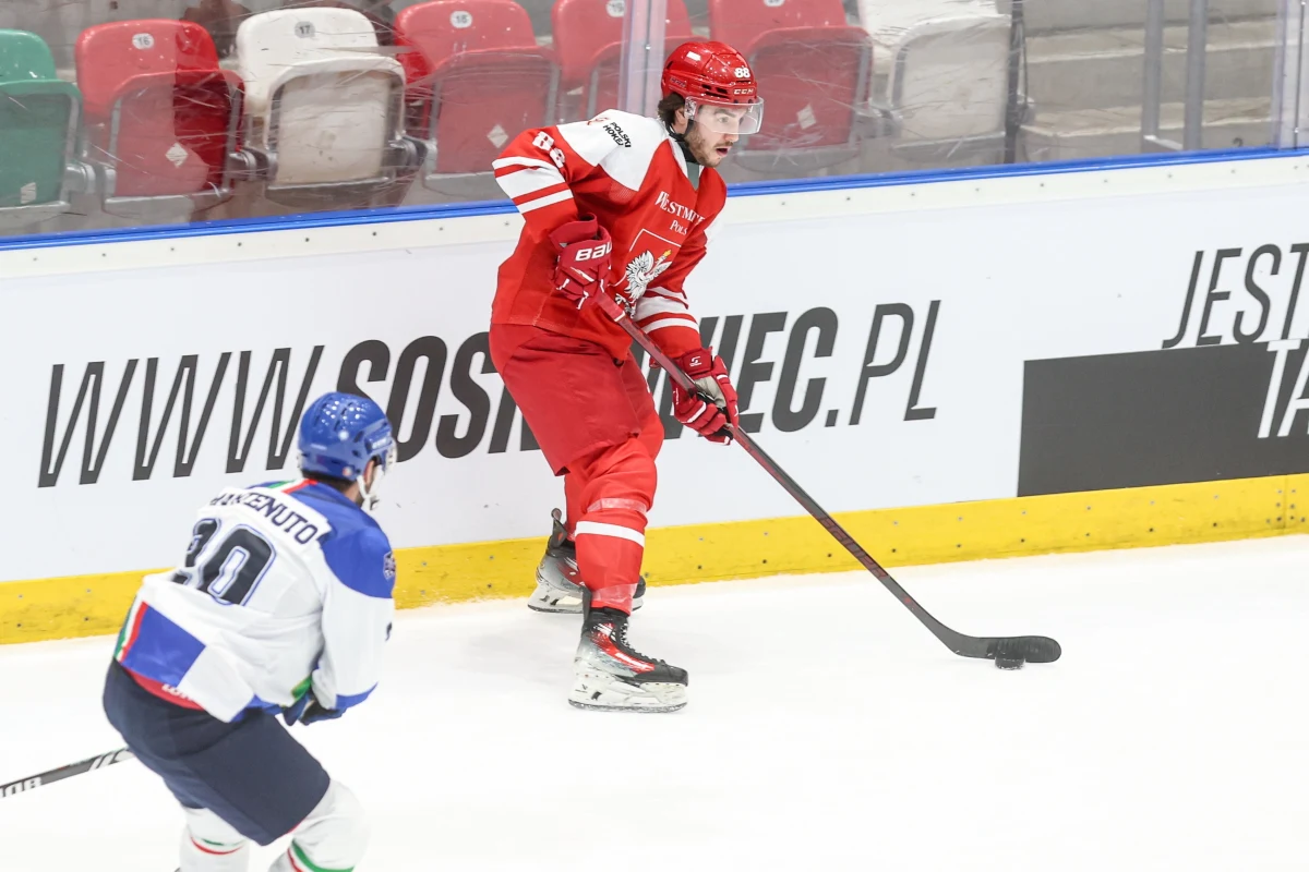 Polscy hokeiści udanie rozpoczęli mistrzostwa świata Dywizji 1A w rumuńskim Sfantu Gheorghe. Biało-Czerwoni pokonali drużynę gospodarzy 4:1 (1:0, 1:1, 2:0).