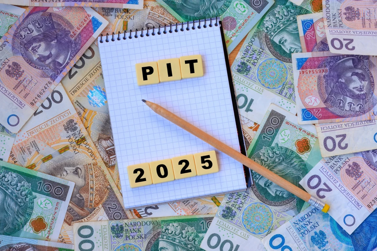 30 kwietnia mija termin, do kiedy możemy rozliczyć swój PIT. Ministerstwo Finansów zachęca, by zrobić to z pomocą usługi Twój e-PIT. Dla podatników, którzy mają wątpliwości, jak dokonać rozliczenia, przygotowano specjalną infolinię.