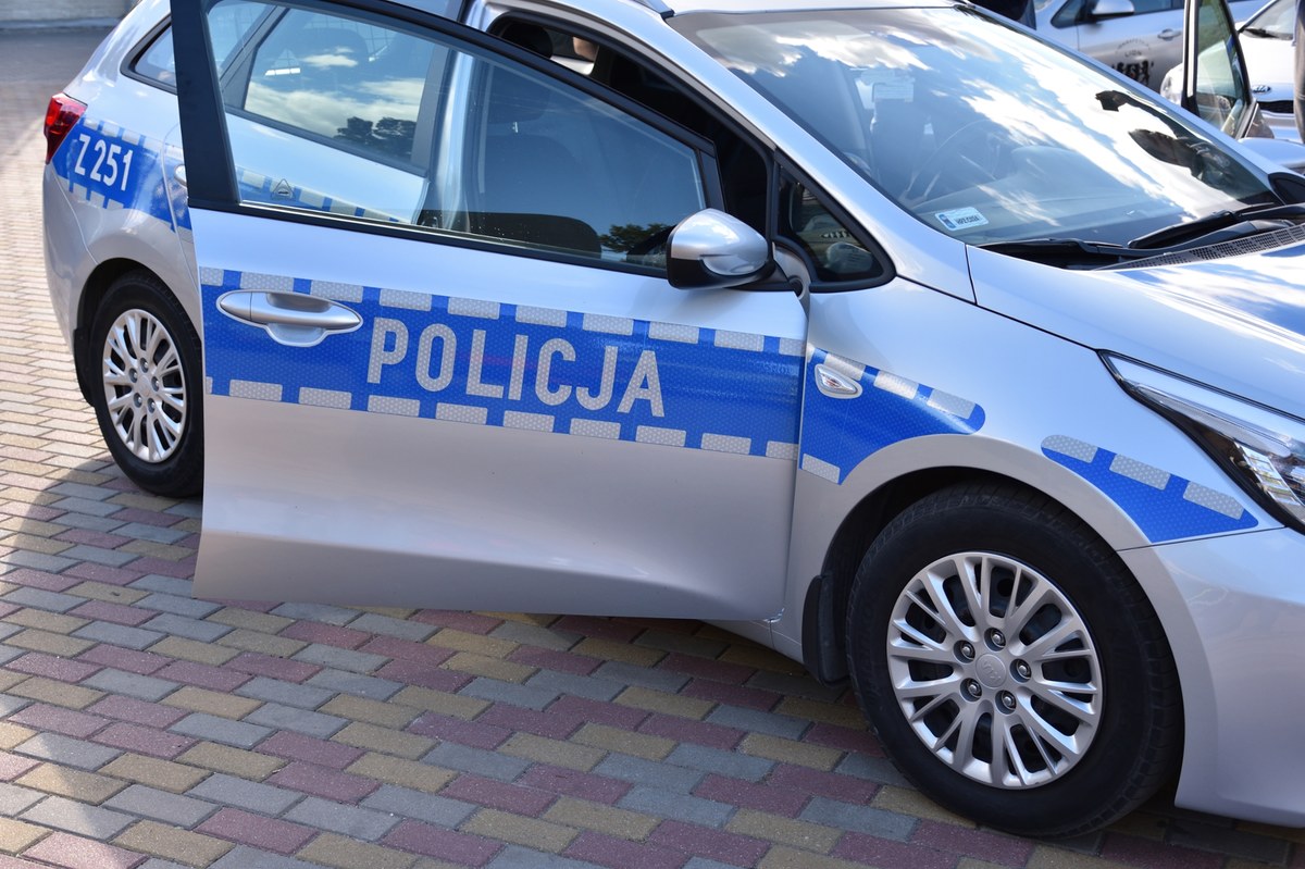 Uciekali z narkotykami, staranowali radiowozy. Policja poszukuje trzech osób