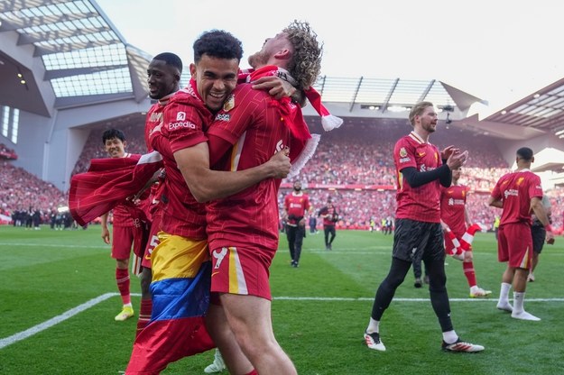 Kapitan Liverpoolu, Virgil van Dijk, uznał swoją drużynę za "naprawdę zasłużonego" mistrza Anglii po tym, jak The Reds zapewnili sobie tytuł Premier League na cztery kolejki przed końcem sezonu.

Zwycięstwo 5:1 nad Tottenhamem na Anfield pozwoliło Liverpoolowi zdobyć mistrzostwo Anglii po raz 20. w historii, wyrównując rekord Manchesteru United.

– To coś wyjątkowego i absolutnie nie bierzemy tego za pewnik. To niesamowite – powiedział Van Dijk w rozmowie ze Sky Sports, gdy wraz z kolegami świętował sukces na murawie.

– Było wiele emocji, zarówno przed meczem, jak i w trakcie całego tygodnia, ale wykonaliśmy swoje zadanie. Naprawdę zasłużyliśmy na ten tytuł – dodał kapitan The Reds.

– Liverpool to najpiękniejszy klub na świecie i uważam, że zasługujemy na wszystko, co osiągnęliśmy. Teraz cieszmy się tymi kilkoma tygodniami i pozwólmy, aby wszystko do nas dotarło – zakończył.

To drugie mistrzostwo Anglii dla Liverpoolu w ciągu ostatnich pięciu lat. Zdobycie tytułu przypadło na pierwszy sezon pracy Arne Slota, który zastąpił na stanowisku menedżera legendarnego Jürgena Kloppa.