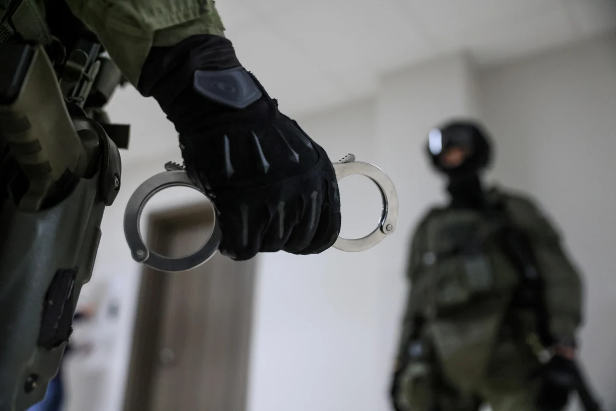 43-letni mężczyzna, ścigany siedmioma listami gończymi m.in. za gwałt i kierowanie grupą przestępczą, zatrzymany w Tarnowskich Górach przez śląskich policjantów, określanych mianem łowców głów. ​Przestępca przez pewien czas ukrywał się w Niemczech.