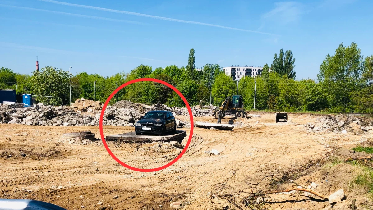 Od ponad roku na ulicy Widzewskiej w Łodzi trwa budowa dużego osiedla mieszkaniowego z wielopoziomowym parkingiem. Do sieci trafiły absurdalne zdjęcia, gdzie na samym środku placu budowy - wśród rozkopów - stoi porzucone bmw. 