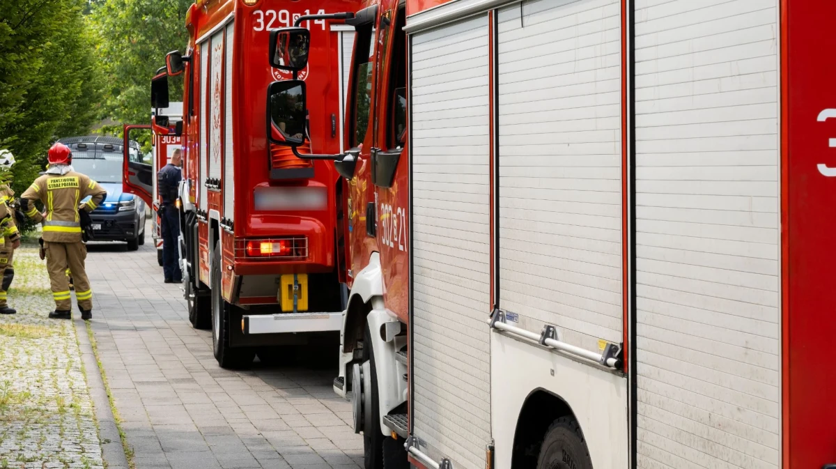 ​Jedna osoba została poszkodowana w pożarze na budowie bloku w Gorzowie Wielkopolskim. Strażacy ewakuowali rannego mężczyznę przy pomocy wysięgnika.