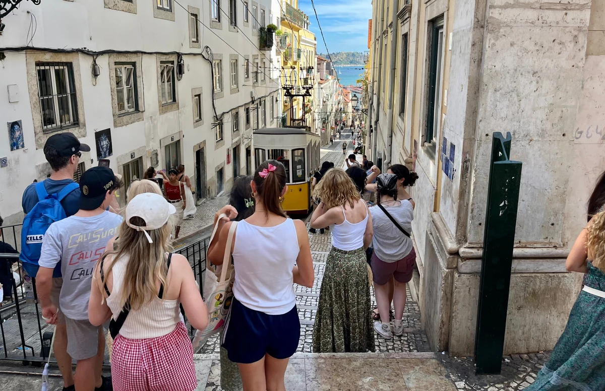 "Nagle wszystko zgasło – światła w mieszkaniach, na ulicach, nawet sygnalizacja świetlna przestała działać. Wszyscy byli zdezorientowani" – relacjonuje Polka mieszkająca w Lizbonie. Blackout na Półwyspie Iberyjskim sparaliżował życie mieszkańców Portugalii i Hiszpanii. W rozmowie z RMF24 Polka mieszkająca w Lizbonie opowiada, jak wyglądały pierwsze chwile po awarii i jak radzili sobie ludzie w stolicy Portugalii.