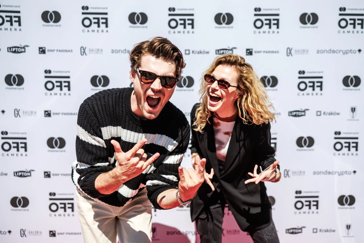 Mastercard Special Screening – pod tą nazwą kryją się wyjątkowe seanse festiwalowe, które rozpoczęły się w poniedziałek w ramach organizowanego w Krakowie festiwalu filmowego Mastercard OFF CAMERA. Jak informują organizatorzy, to szansa, by spotkać twórców i aktorów właśnie obejrzanego filmu, posłuchać o kulisach produkcji, zadać pytania i poczuć prawdziwego ducha festiwalu. W tym artykule przekonacie się, jakie ciekawe wydarzenia czekają na was czwartego dnia imprezy.