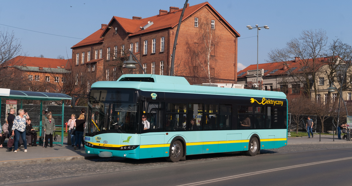 Nastolatki uratowały seniorkę. Autobus ciągnął ją przez kilkanaście metrów