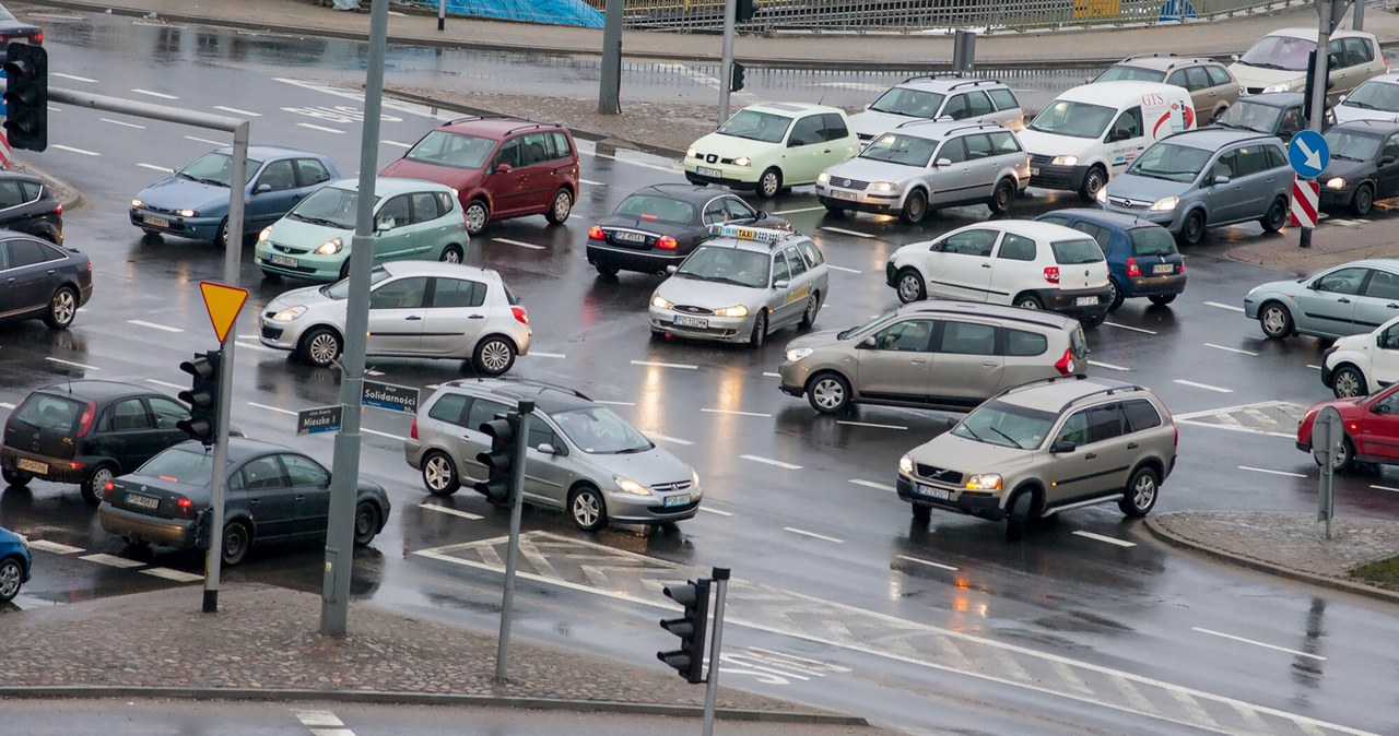 Blackout. Jak jeździć, gdy nie działają światła na skrzyżowaniach?