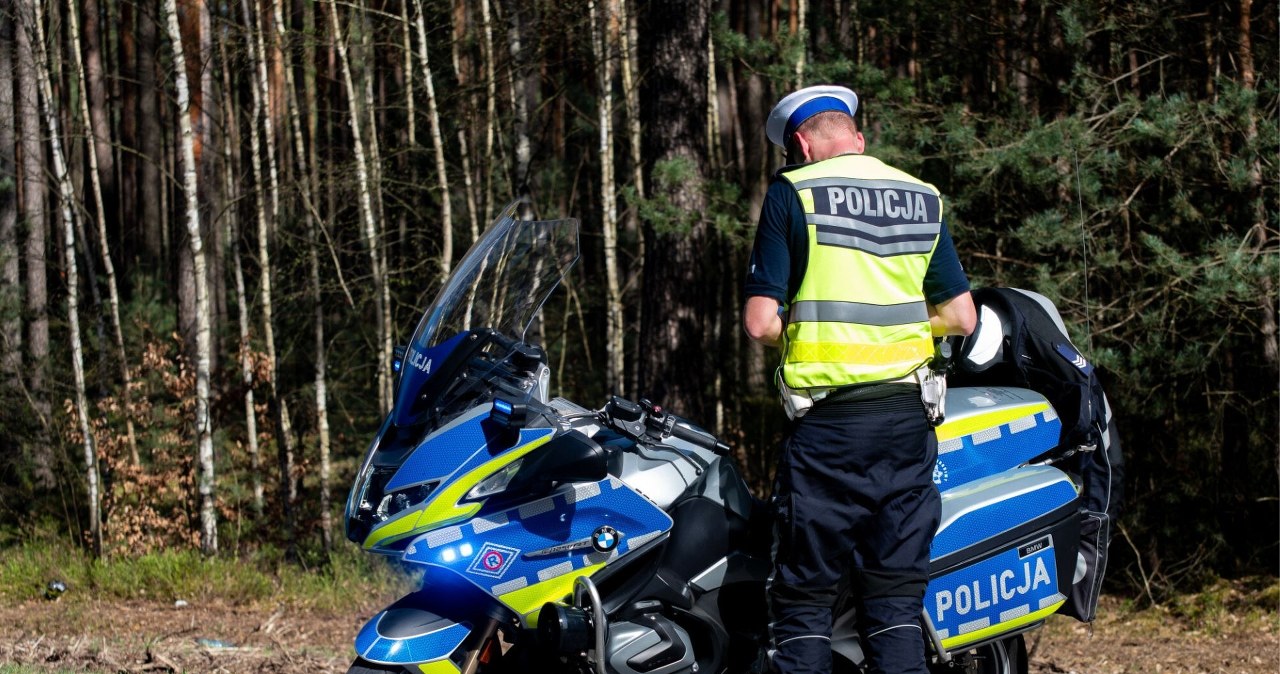 Jechał motocyklem 125 i miał prawo jazdy. Policjant ukarał go mandatem