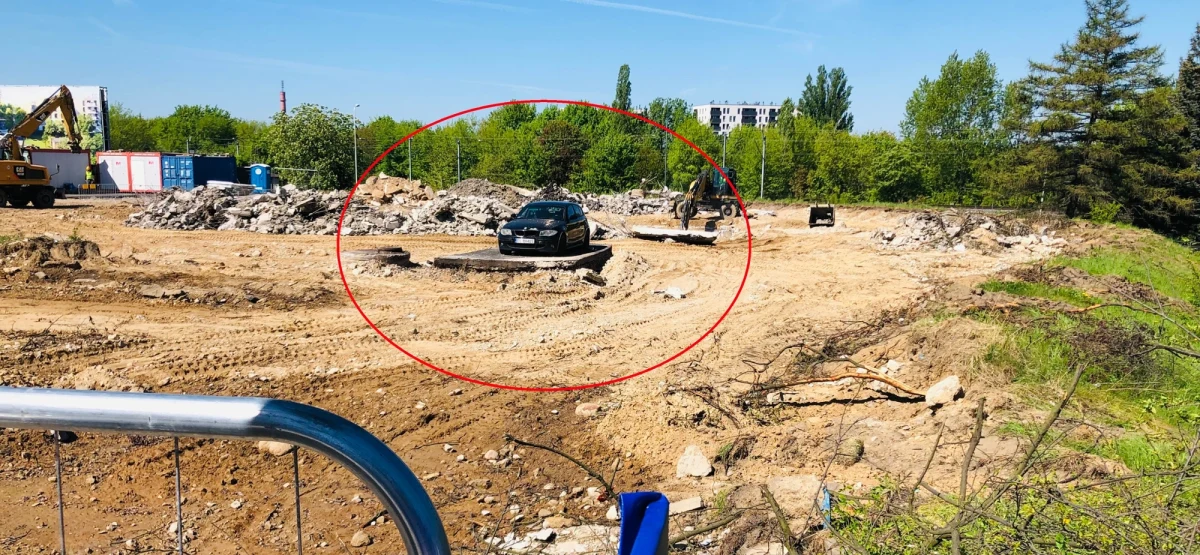 Porzucone bmw na środku rozkopanego placu budowy przy ul. Widzewskiej w Łodzi już nie jest porzucone. Historia samochodu stojącego wśród rozkopów dobiega końca, bo wreszcie po wielu miesiącach zgłosił się jego właściciel.