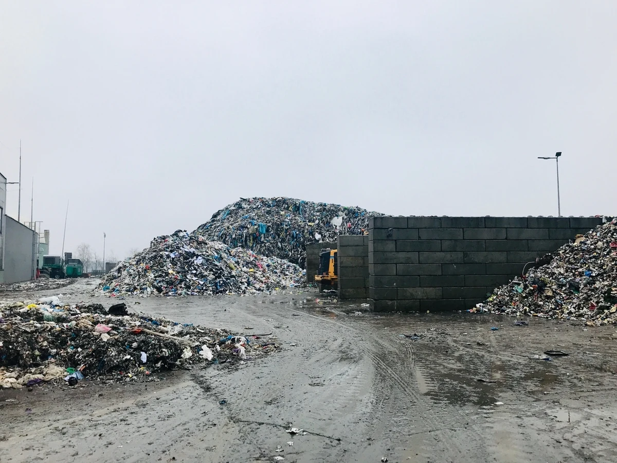 Wielomilionowe kary mogą grozić dwóm firmom wywożącym odpady od mieszkańców Lublina, jeżeli potwierdzą się podejrzenia o zmowę przetargową. Takich podejrzeń nabrał Urząd Ochrony Konkurencji i Konsumentów. Na jego zlecenie policja przeszukała siedziby obu firm. Zabezpieczone tam materiały mają być badane pod kątem zabronionej prawem zmowy przetargowej.