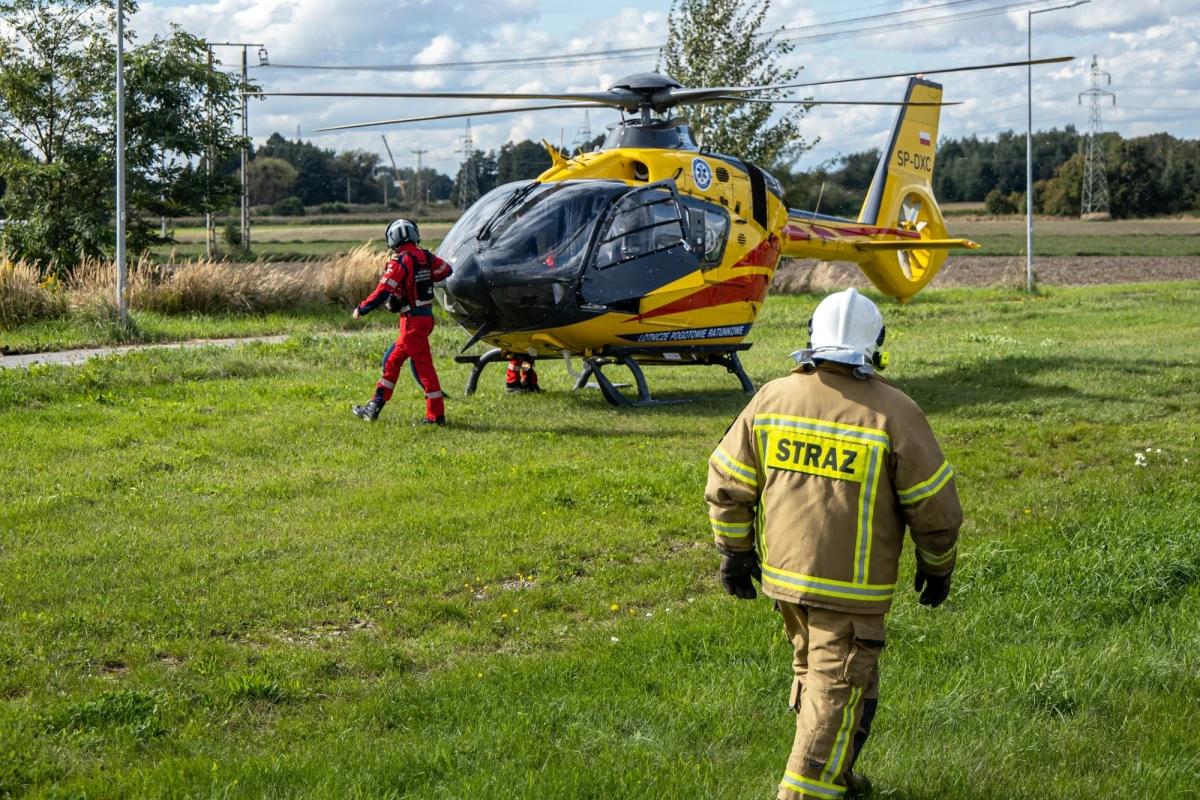 Tragedia w miejscowości Bielskie koło Giżycka na Mazurach. Ojciec z 2-latkiem został potrącony przez ciągnik rolniczy. Chłopca, niestety, nie udało się uratować.


