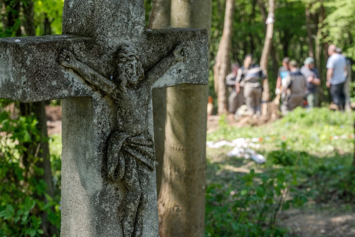 Za nami piąty dzień ekshumacji w Puźnikach w Ukrainie, gdzie badacze szacują wielkość masowej mogiły polskich ofiar zamordowanych w 1945 roku przez Ukraińską Powstańczą Armię. Jak informuje reporter RMF FM Jakub Rybski, prace prowadzone są niezwykle ostrożnie, by jak najmniej ingerować w grób. Już wkrótce mają rozpocząć się pierwsze analizy wydobytych szczątków.
