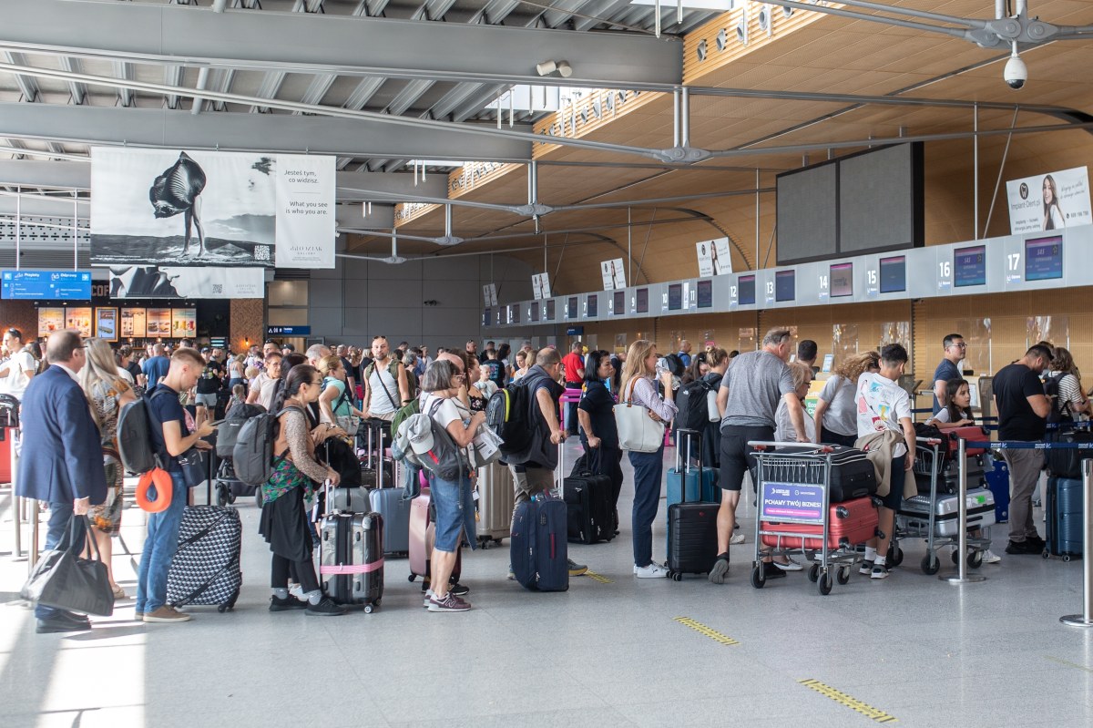 Punkt szybkiego paszportu tymczasowego otwarto na poznańskim lotnisku