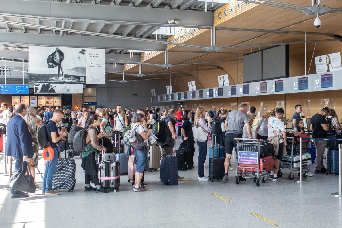 Od dziś podróżujący z poznańskiego lotniska Ławica mogą wyrabiać tymczasowe paszportu w terminalu portu lotniczego. W Poznaniu otwarto punkt szybkiego paszportu tymczasowego. Pierwsi pasażerowie już skorzystali z tej możliwości.