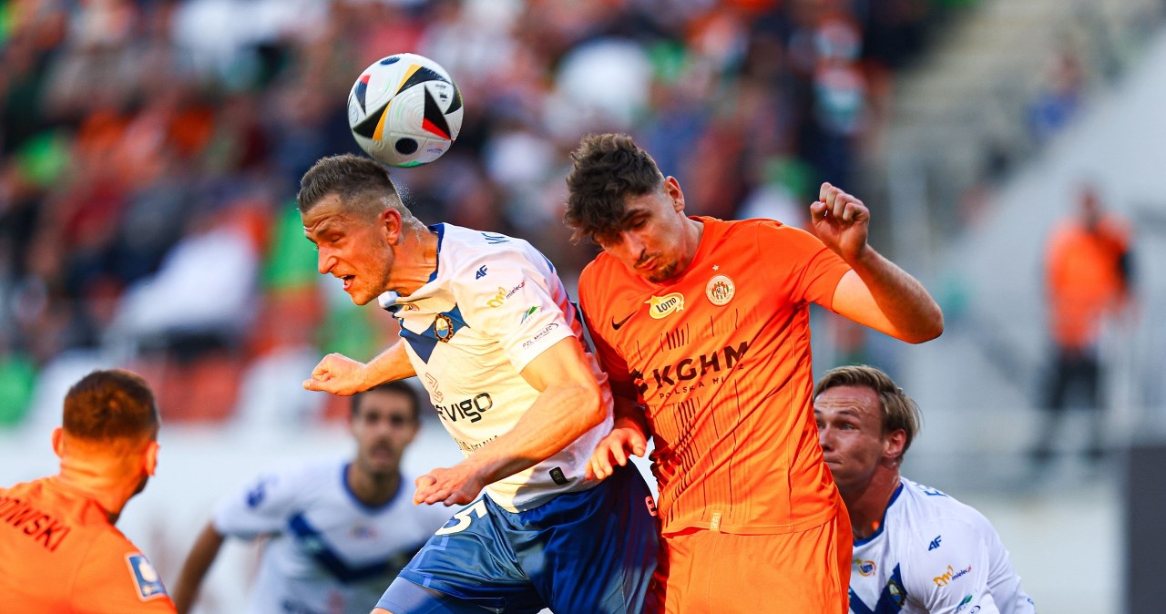 Kuriozalny gol w starciu outsiderów. Sabotaż. Takie sceny tylko w Ekstraklasie