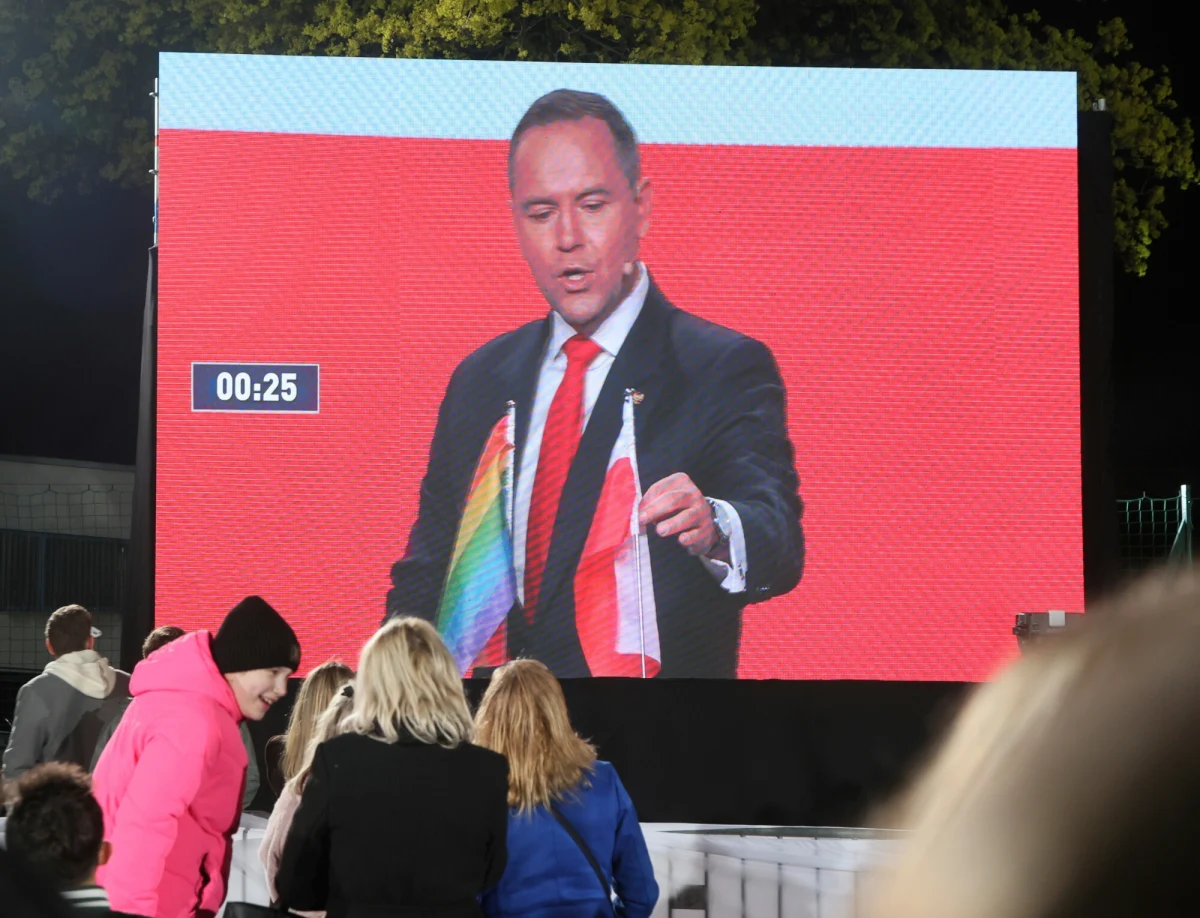 W czasie poniedziałkowej debaty prezydenckiej Rafał Trzaskowski nawiązał do niedawnego starcia kandydatów w Końskich. Przyniósł ze sobą flagę, którą miał zostawić na sali jego najpoważniejszy rywal w walce o Pałac Prezydencki - Karol Nawrocki. 