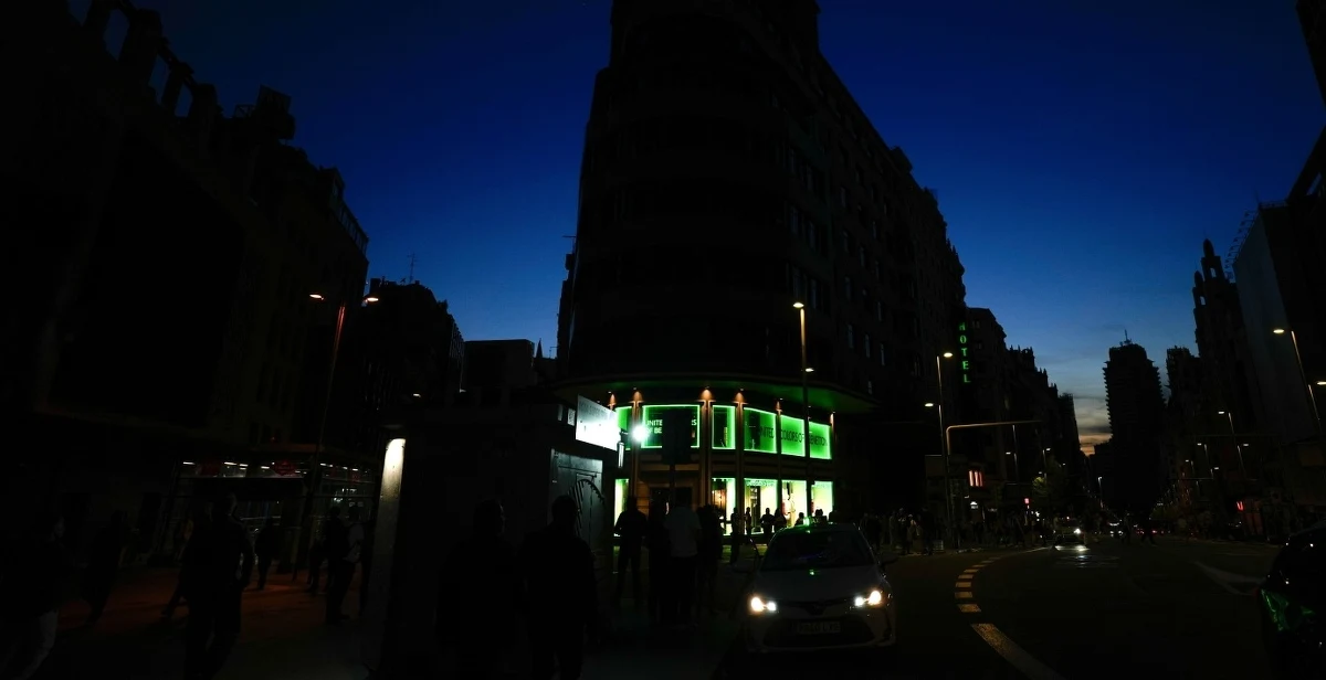 Prawie 50 proc. dostaw energii przywrócono w Hiszpanii po poniedziałkowym blackoucie – poinformował premier tego kraju Pedro Sanchez. Jak podkreślił, nie wiadomo jeszcze, co doprowadziło do potężnej awarii. W kilku regionach wprowadzono stan nadzwyczajny.