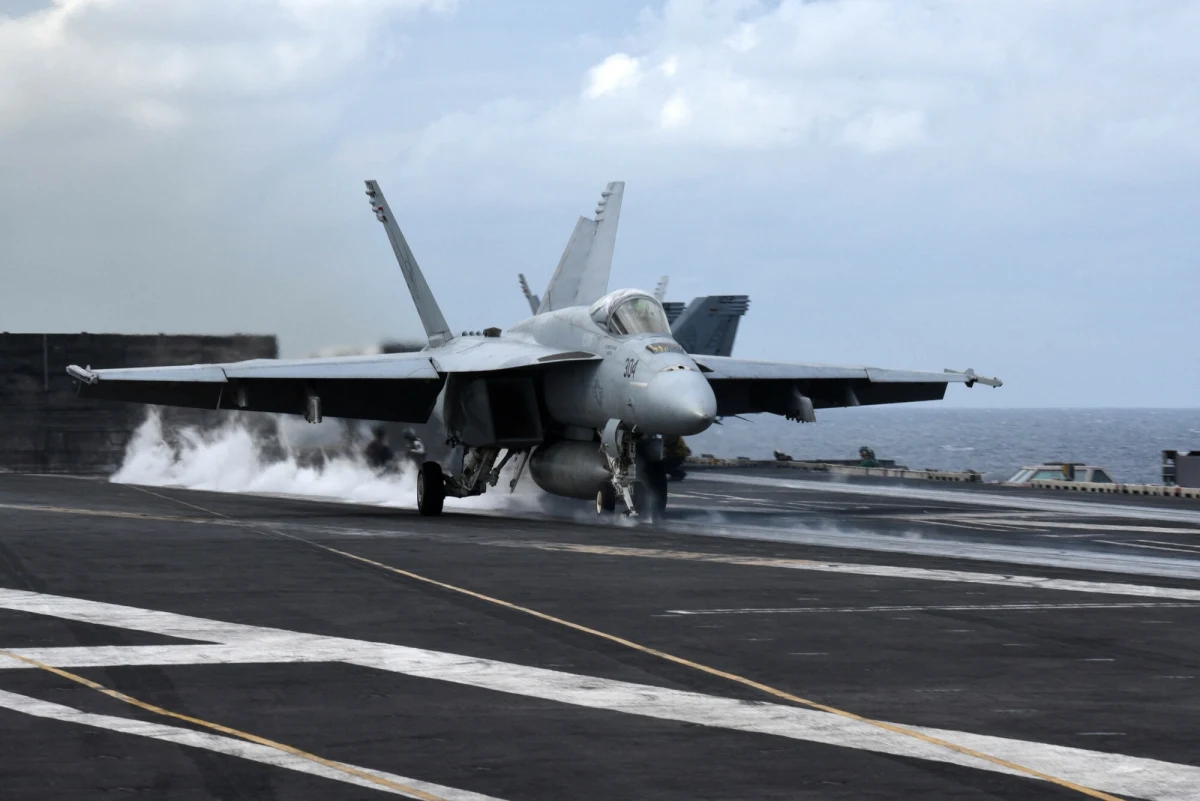 Amerykanie utracili myśliwiec F/A-18E Super Hornet wart ok. 60 mln dolarów. Maszyna zsunęła się z pokładu hangarowego lotniskowca USS Harry S. Truman do Morza Czerwonego. 