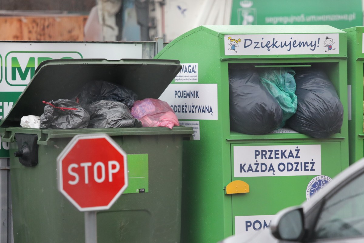 Warszawa walczy z odpadami. Będzie więcej punktów odbioru tekstyliów