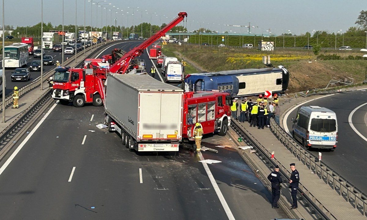 Poważny wypadek na S2. Przewrócił się autokar, wielu rannych