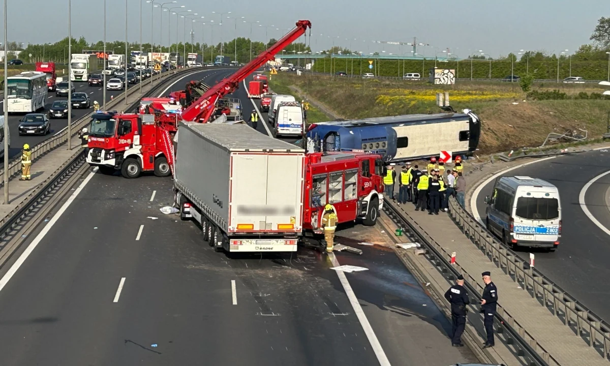 16 osób, w tym dziecko, trafiło do szpitali po dwóch poważnych wypadkach, do których doszło we wtorek rano na drodze ekspresowej S2 w Warszawie. Najpierw autobus dalekobieżny uderzył w bariery i przewrócił się na bok, a chwilę później ciężarówka uderzyła w wóz Ochotniczej Straży Pożarnej.
