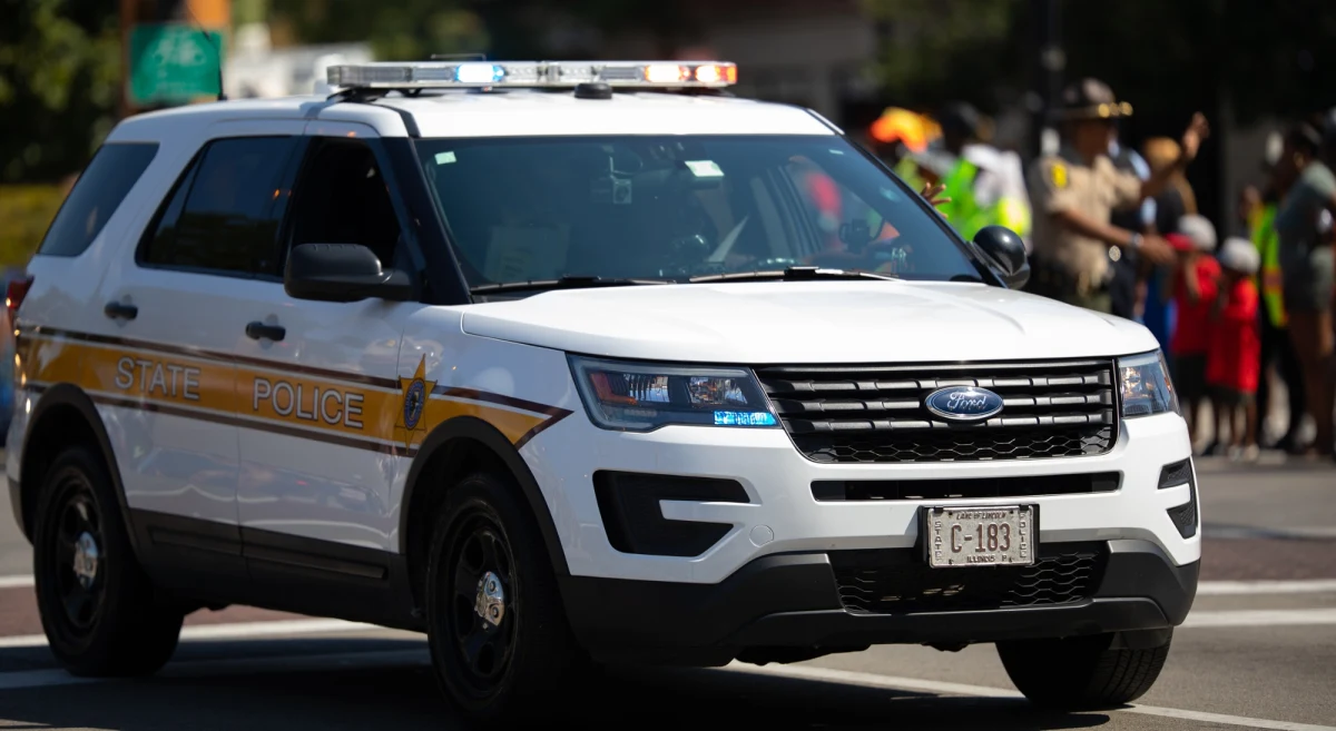 Cztery osoby nie żyją, wśród ofiar są dzieci. Samochód wjechał na teren placówki edukacyjnej YNOT w Chatham, w stanie Illinois (USA), a następnie uderzył w budynek i przejechał na drugą stronę.