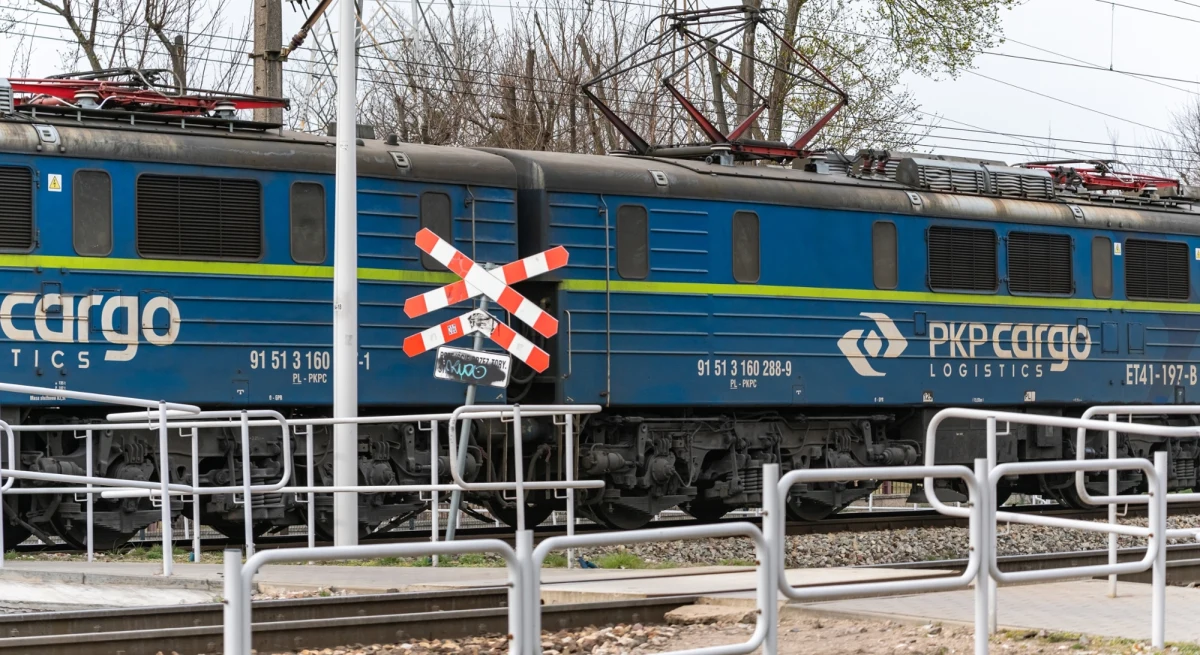 Grupa PKP Cargo przedstawiła wyniki finansowe, z których wynika, że w 2024 r. spółka odnotowała stratę netto w wysokości 2,41 mld zł. W komunikacie przekazano ponadto, że audytor PKP Cargo odstąpił od wydania opinii za rok 2024, ponieważ czeka na przygotowanie planu restrukturyzacji.