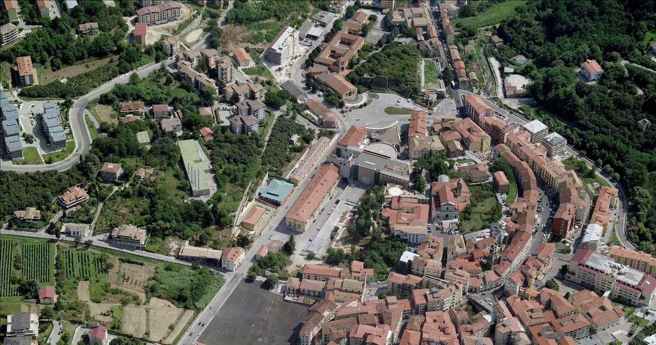 Tłum kandydatów we włoskim miasteczku. To nie władza jest ich motywacją