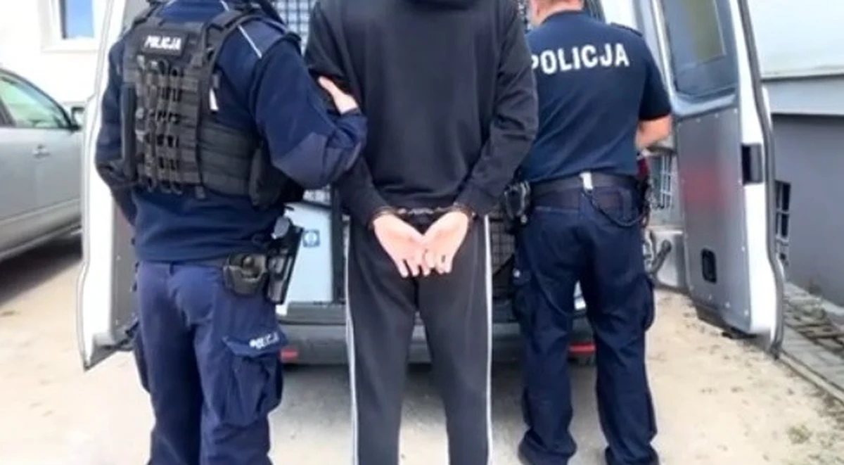 Młody mężczyzna został brutalnie pobity przez grupę osób w parku w Piszu (woj. warmińsko-mazurskie). W krytycznym stanie trafił do szpitala. Sprawcy w wieku od 16 do 19 lat uciekli z miejsca zdarzenia, jednak szybko zostali ujęci przez policję. Czterech z nich trafiło do aresztu tymczasowego.