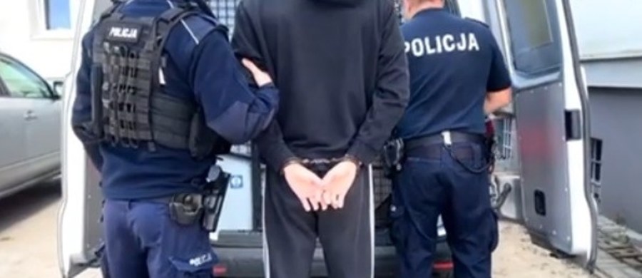 Młody mężczyzna został brutalnie pobity przez grupę osób w parku w Piszu (woj. warmińsko-mazurskie). W krytycznym stanie trafił do szpitala. Sprawcy w wieku od 16 do 19 lat uciekli z miejsca zdarzenia, jednak szybko zostali ujęci przez policję. Czterech z nich trafiło do aresztu tymczasowego.