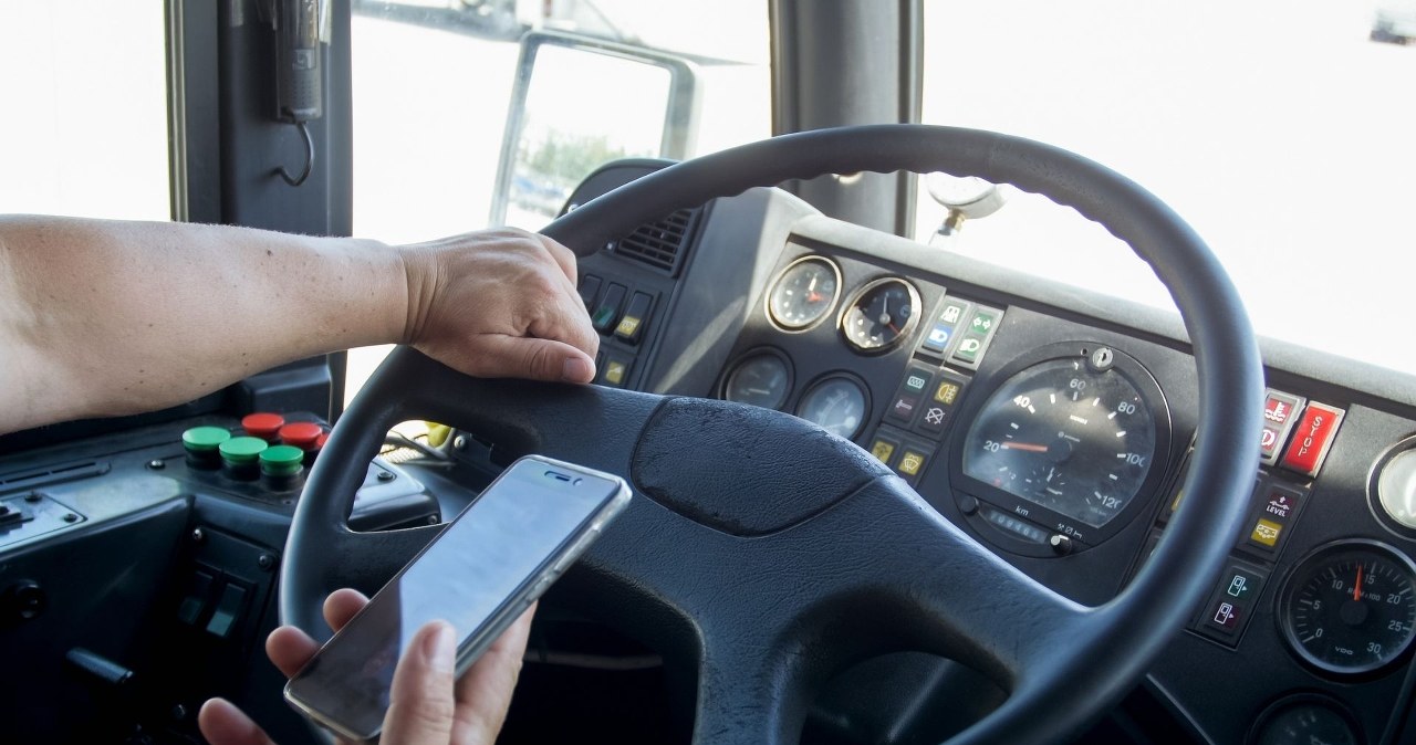 Stoisz w korku i łapiesz za telefon? Prosta droga do mandatu