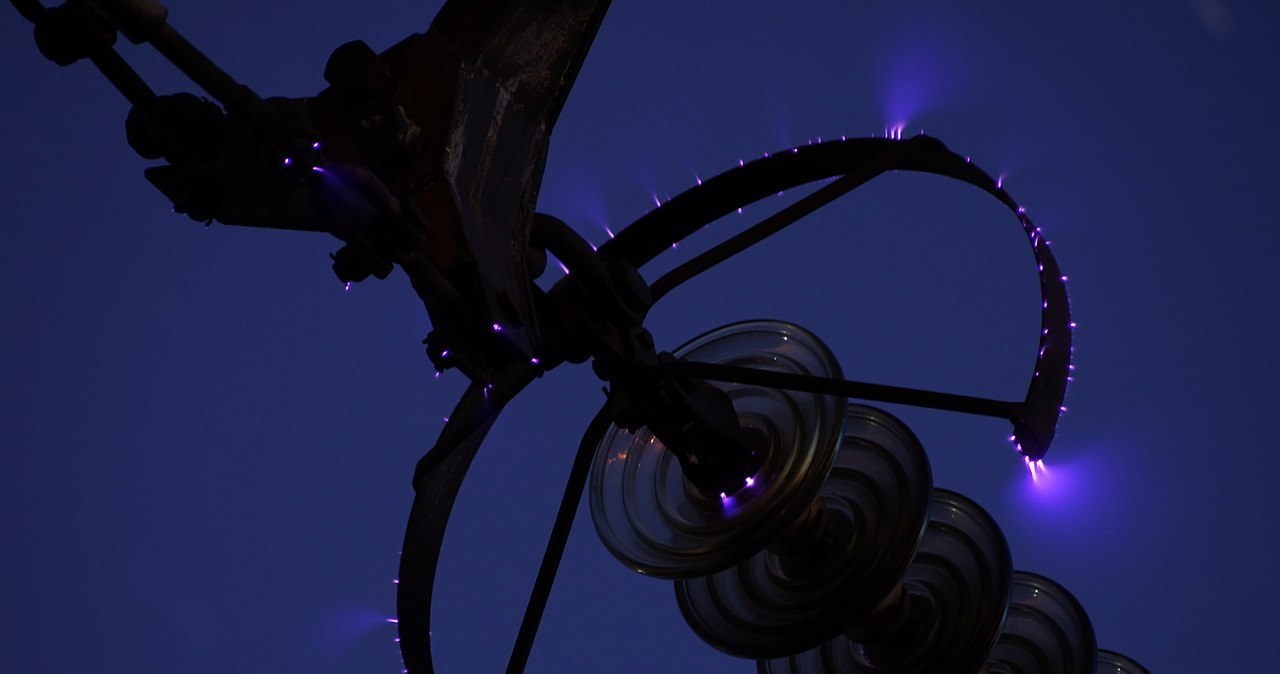 Atmosfera, która drga. Jak linie energetyczne wywołały blackout?