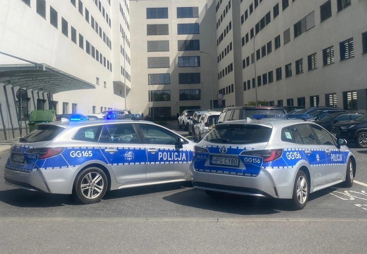 Nie żyje lekarz ranny w ataku nożownika w Szpitalu Uniwersyteckim przy ul. Jakubowskiego w Krakowie. Informację o śmierci ortopedy przekazała na platformie X minister zdrowia Izabela Leszczyna. 35-letni napastnik został zatrzymany. Informację o tym zdarzeniu dostaliśmy na Gorącą Linię RMF FM. 