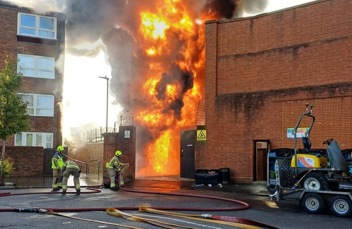 Duży pożar w dzielnicy Maida Vale w zachodnim Londynie. Brytyjskie media informują, że płonie tam transformatornia. Ogień przeniósł się na dach sąsiedniego budynku. W akcji bierze udział ok. 100 strażaków.
