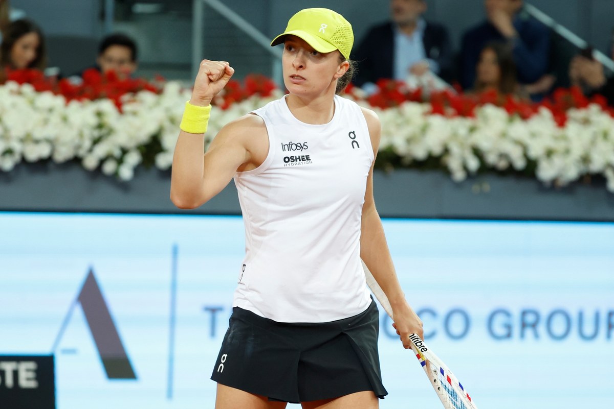 Iga Świątek w ćwierćfinale turnieju WTA 1000 w Madrycie. Polka pokonała rozstawioną z numerem 13. Rosjankę Dianę Sznajder 6:0, 6:7 (7-3), 6:4.