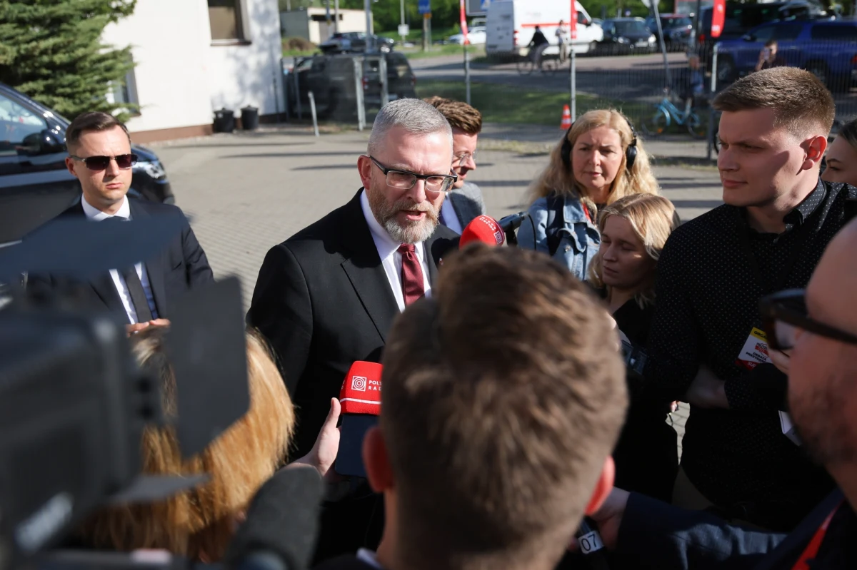 Prokuratura już zajmuje się sprawą wypowiedzi jednego z kandydatów na prezydenta. Śledczy ocenią, czy w trakcie poniedziałkowej debaty w redakcji "Super Expressu" doszło do aktu publicznego znieważenia z powodu ksenofobii, rasizmu lub nietolerancji religijnej.