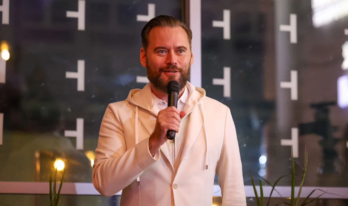 "Nie jest tajemnicą dla moich widzów, że mam pewne plany" – powiedział na początku 2024 r. człowiek, którego start w wyścigu o urząd Prezydenta RP pewnie mało kto przewidział. A jednak stało się i w kampanii, oprócz zawodowych polityków, uczestnicy również on – dziennikarz i jak sam się przedstawia, osoba chcąca poznać procesy demokratyczne od środka. Krzysztof Stanowski – kim jest i czego nie obiecuje swoim wyborcom?