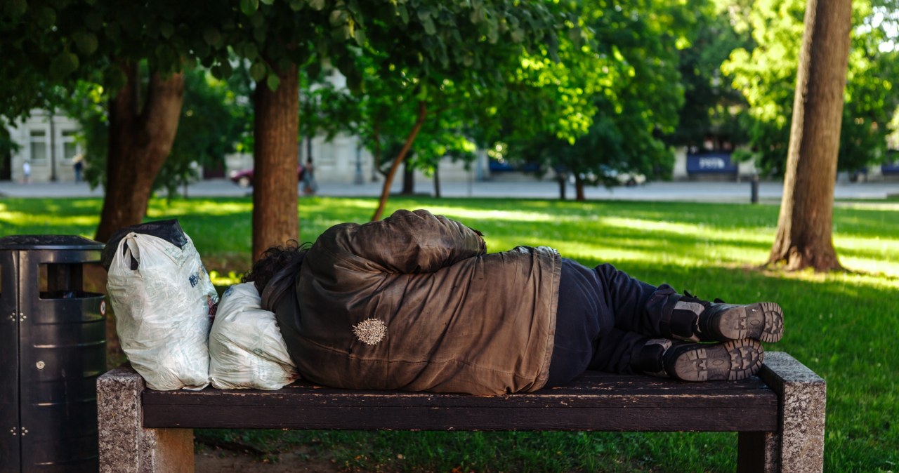 Nowe przepisy w Czechach. Mieszane emocje wokół zakazów dla bezdomnych