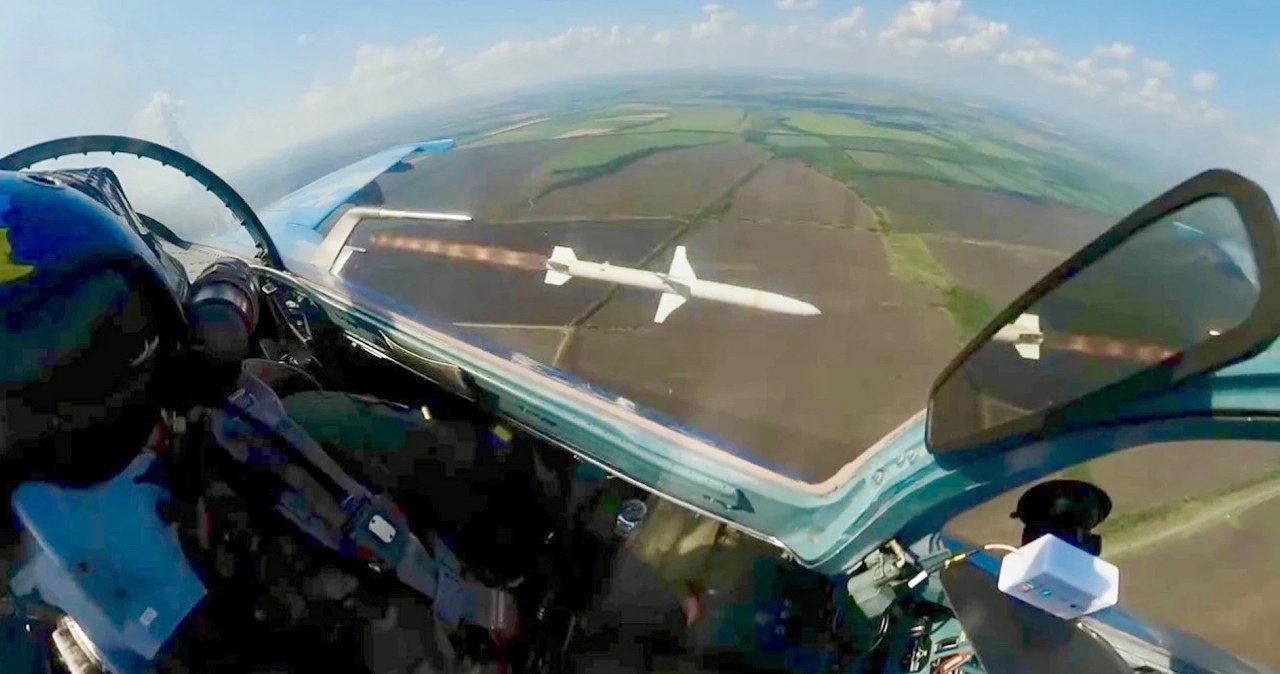 Spektakularna akcja w powietrzu. Myśliwiec zestrzelił drona